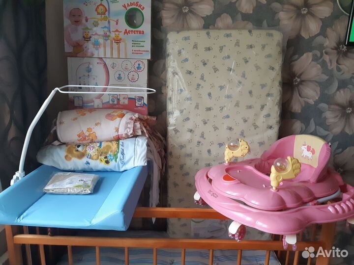 Детская кровать, матрас, ходунки,пеленание, мобиль