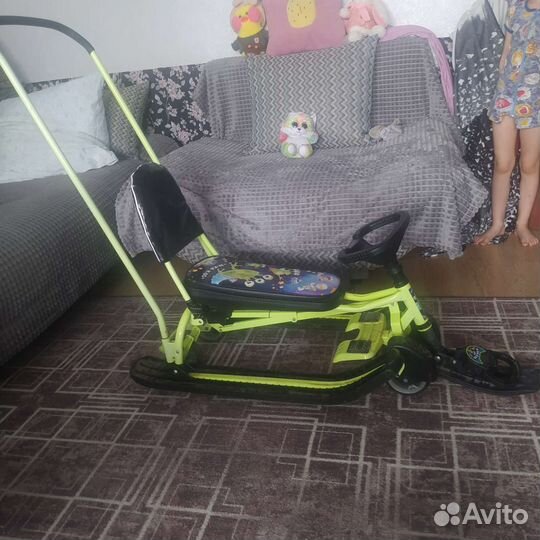 Снегокат с ручкой и колесами