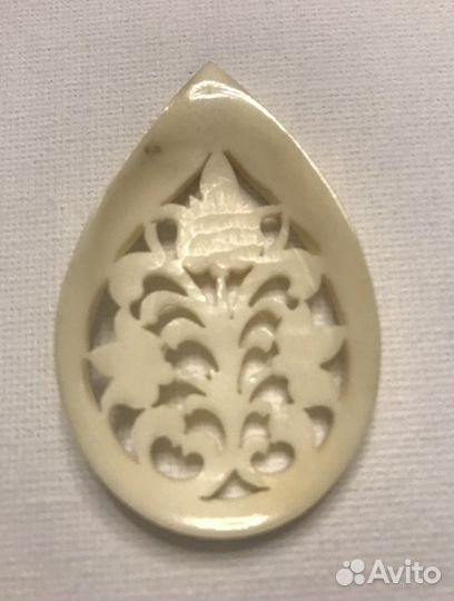 Костяной кулон