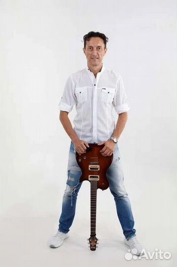 Певец,Гитарист на мероприятие