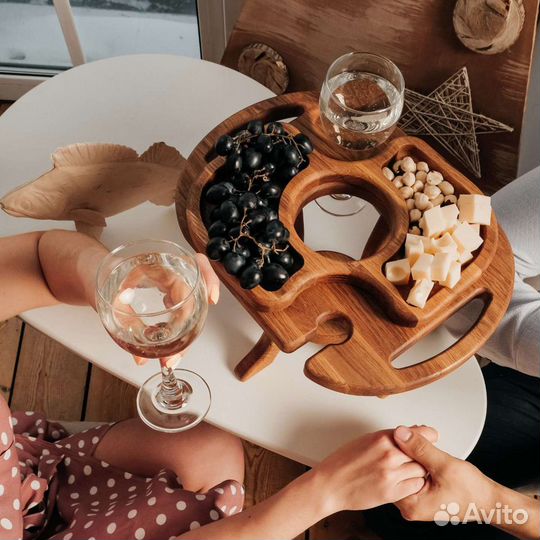 Столик винный дубовый с менажницей