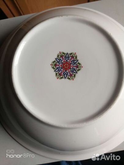 Фарфоровый салатник новый