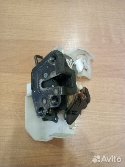 Замок двери задний левый Hyundai Sonata седан G4GC