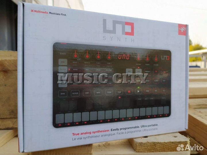 IK Multimedia UNO Synth синтезатор
