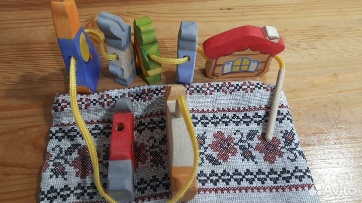 Детская деревянная игрушка-шнуровка Теремок