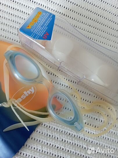 Очки и шапочка для плавания