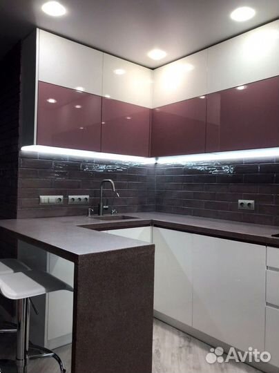 П-образный кухонный гарнитур современный