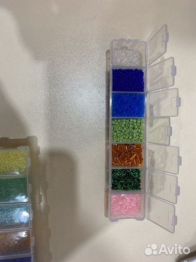 Бисер. 4 контейнера