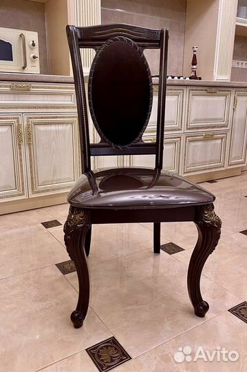 Стол и стулья в гостиную. В наличии