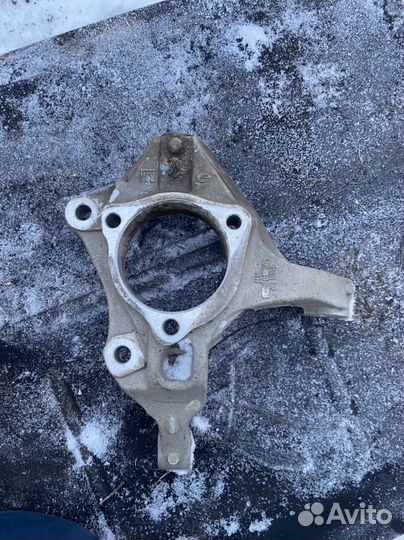 Передний поворотный кулак Opel Astra J Cruze