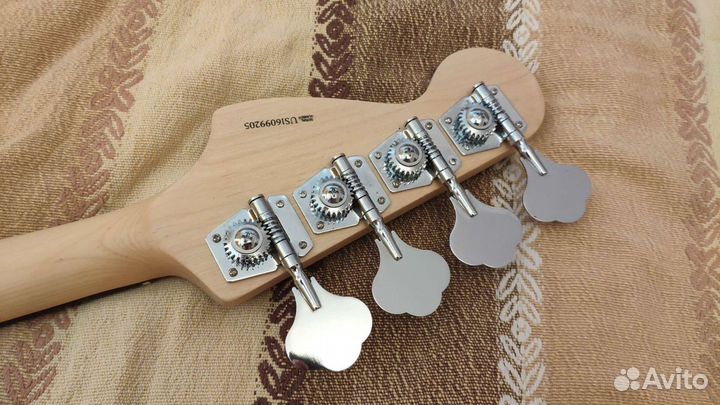 Реплика Fender JazzBass розовая