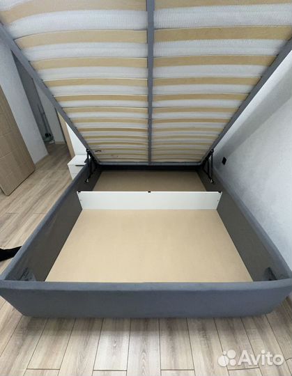 Кровать двухспальная с матрасом 160 200