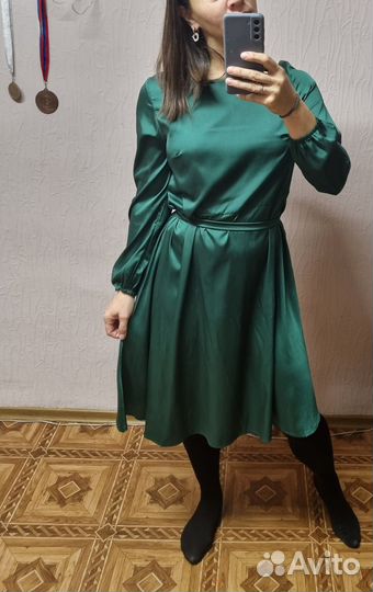 Платье зеленое 46 шелк с рукавом