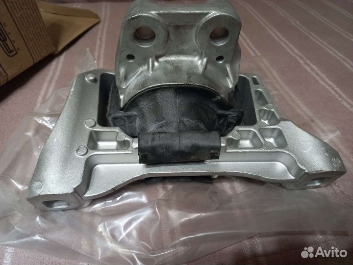 Подушка двигателя правая (гидравлическая)