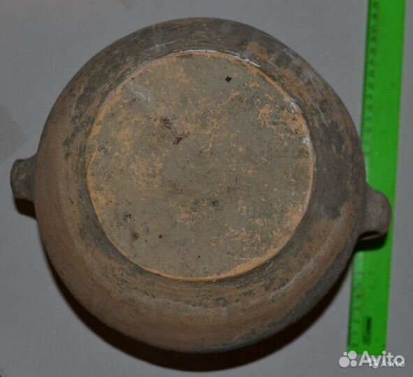 Средневековый керамический кувшин, целый