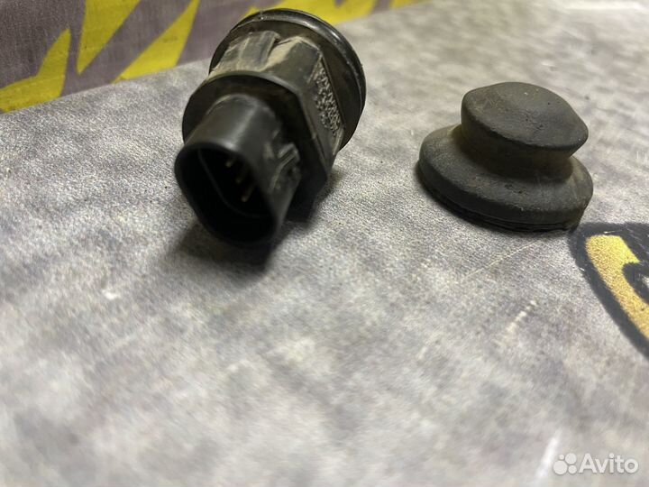 Выключатель дверной концевик Гранта Калина-2 Веста