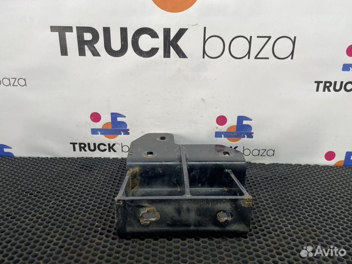 81416145000 Кронштейн усилителя бампера правый