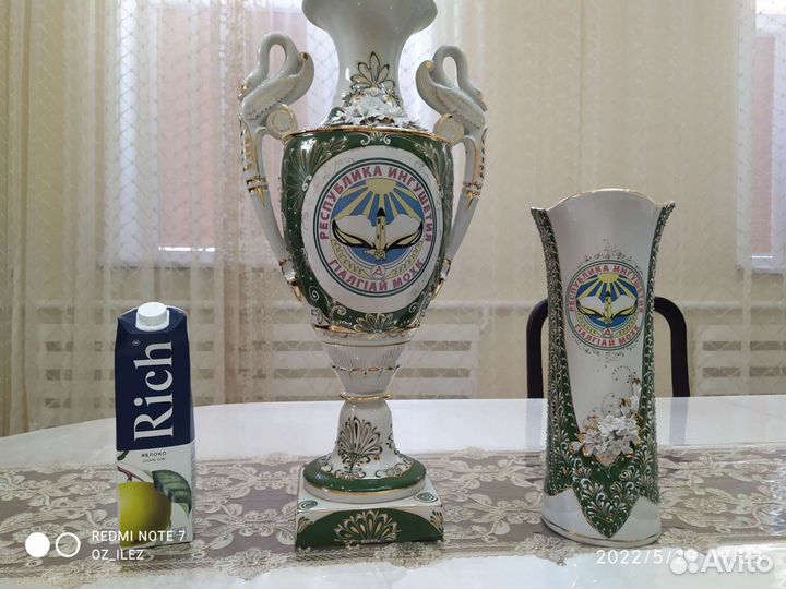 Ваза с гербом Ингушетии, фарфор, кубок