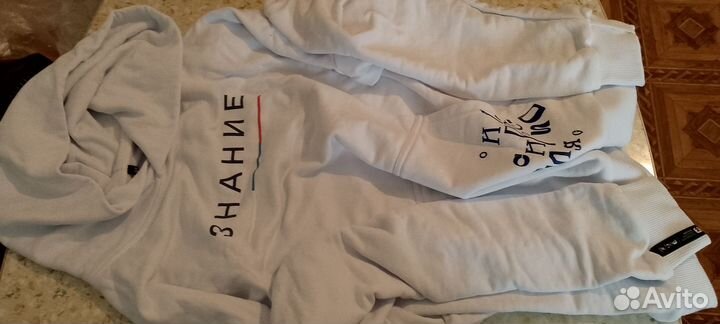 Толстовка есть белая или красная