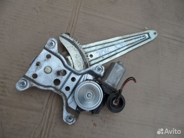 Yoyota Yaris 1 Vitz стеклоподъемник задний правый