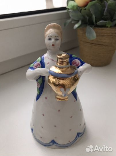 Статуэтка «Девушка с самоваром»
