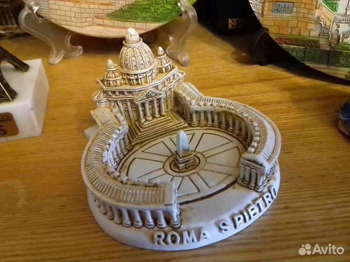 Сувениры: тарелки статуэтки шкатулки подвески