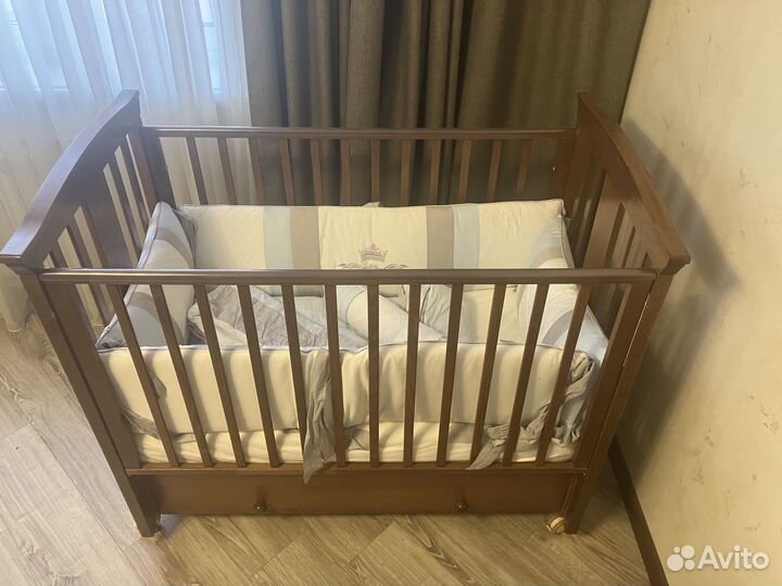 Детская кроватка с маятником и ящиком