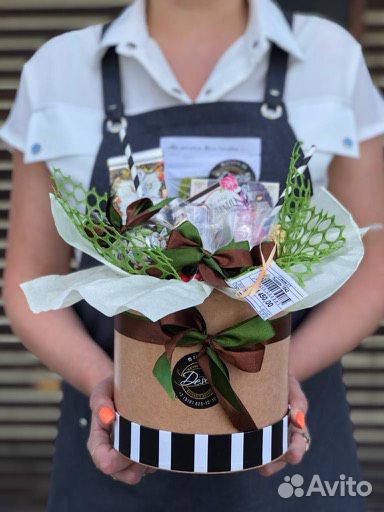 Продавец в магазин кофе, чая и подарков