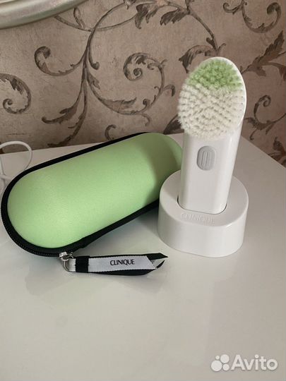Щетка для лица Clinique с функцией массажа