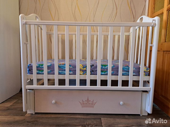 Детская кроватка с маятником