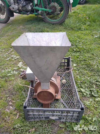 Мельница для зерна бу