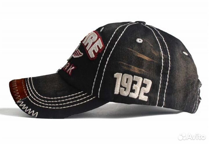 Две кепки черная и красная