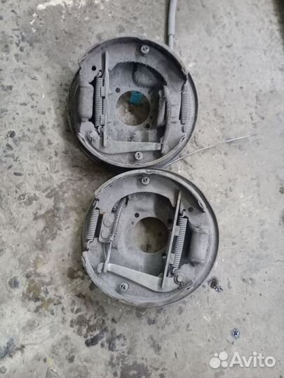 Задние тормозные щитки