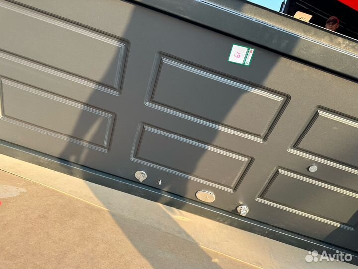 Дверь входная в квартиру новая