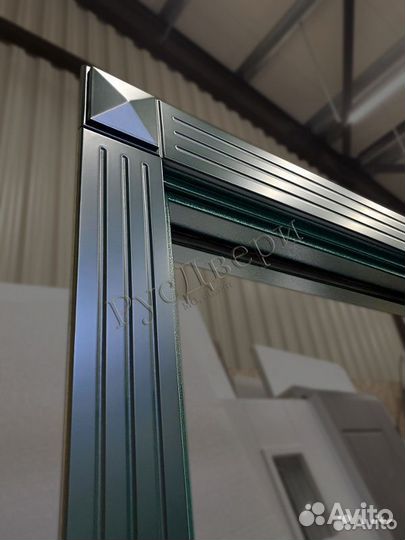 Стальная парадная входная дверь с ковкой и стеклом