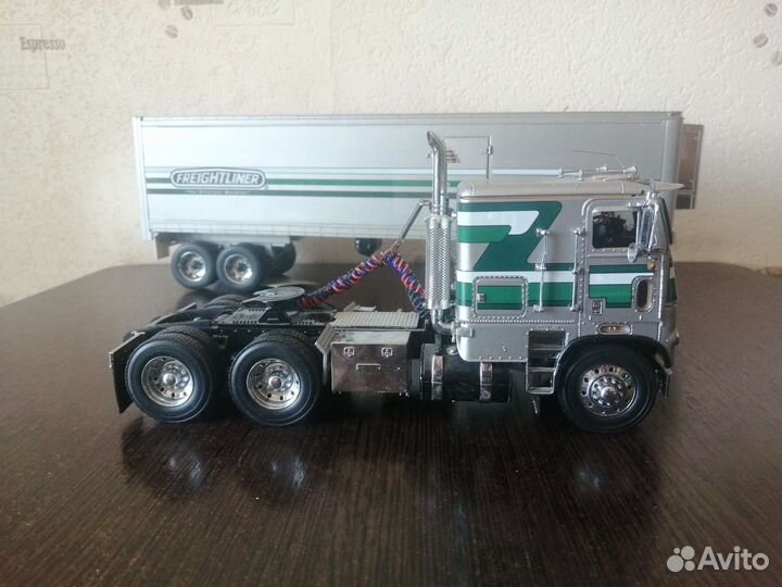 Модель freightliner 1/32