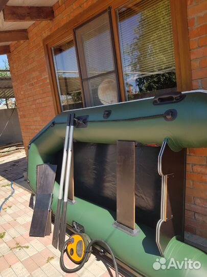 Лодочный мотор с лодкой