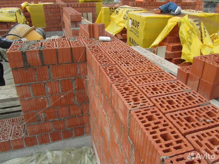 Кирпич пустотелый строительный красный