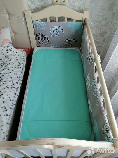 Детская кроватка с маятником и ящиком