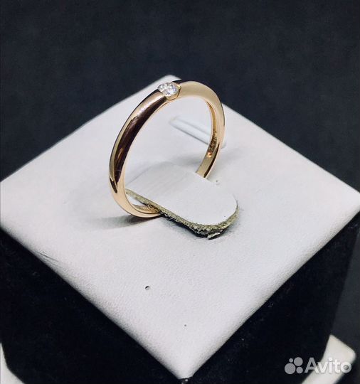 Кольцо с бриллиантом