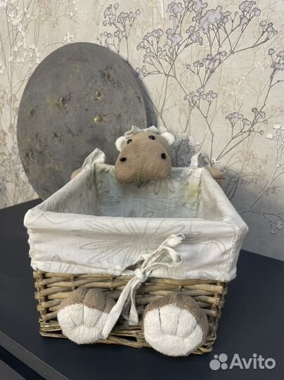 Корзинка плетеная с игрушкой