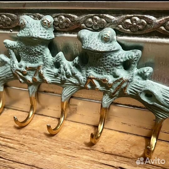 Лягушки вешалка настенная