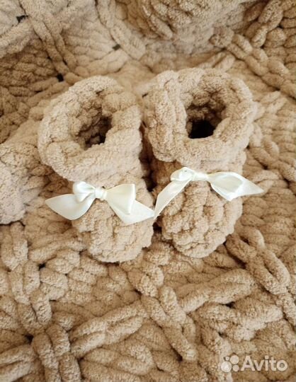 Вязаный плед, пинетки, подарок новорожденному