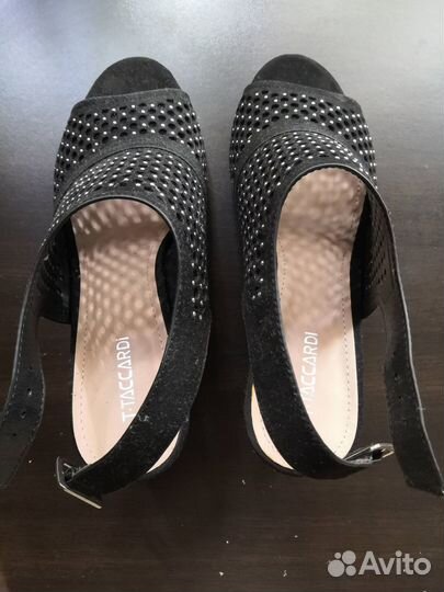 Босоножки черные с перфорацией на каблуке