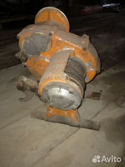 Лебедка зид