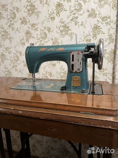 Швейная ножная машинка
