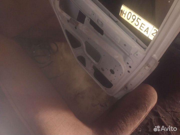 Задняя левая дверь на гранту fl