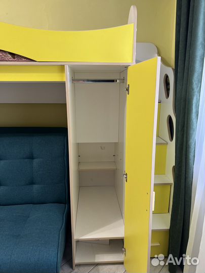 Детская двухьярусная кровать со шкафом и столом