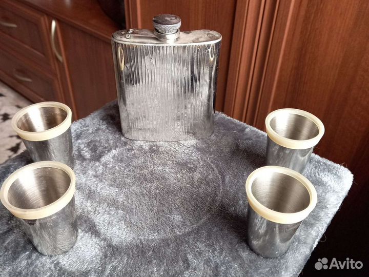 Фляжка с рюмками