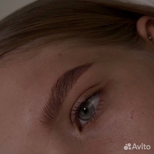 Модель на окрашивание и коррекцию бровей